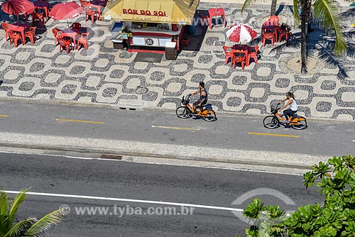  Top view of the cyclists riding public bicycles - for rent - Ipanema Beach waterfront  - Rio de Janeiro city - Rio de Janeiro state (RJ) - Brazil