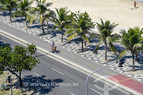  Top view of the cyclist riding public bicycles - for rent - Ipanema Beach waterfront  - Rio de Janeiro city - Rio de Janeiro state (RJ) - Brazil