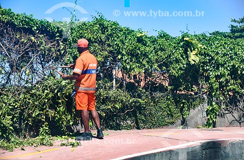  Refuse collector pruning bush - Niemeyer Avenue kerbside  - Rio de Janeiro city - Rio de Janeiro state (RJ) - Brazil
