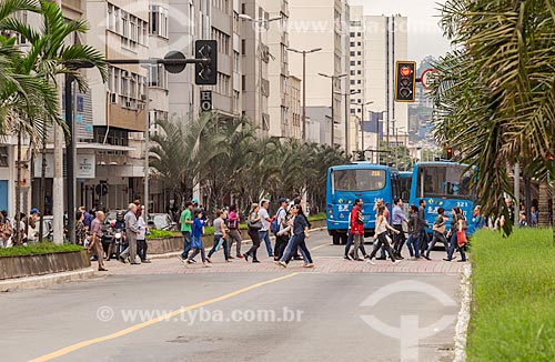  Pedestrians crossing in the pedestrian range - Rio Branco Avenue  - Juiz de Fora city - Minas Gerais state (MG) - Brazil