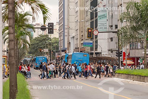  Pedestrians crossing in the pedestrian range - Rio Branco Avenue  - Juiz de Fora city - Minas Gerais state (MG) - Brazil