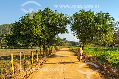  Children riding bicycles - dirt road - Guarani city rural zone  - Guarani city - Minas Gerais state (MG) - Brazil
