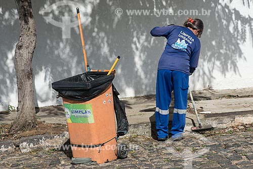  Street sweeper - Cajazeiras city center neighborhood  - Cajazeiras city - Paraiba state (PB) - Brazil