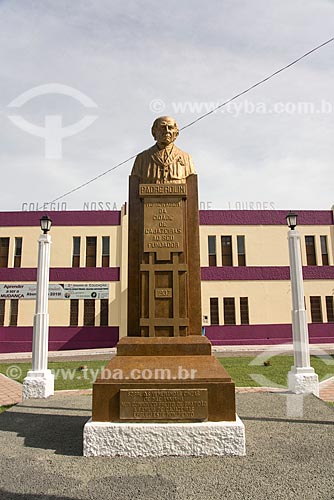  Padre Rolim bust (Father Rolim) - priest and founder of the Cajazeiras city - with the School and Our Lady of Lourdes Church in the background  - Cajazeiras city - Paraiba state (PB) - Brazil
