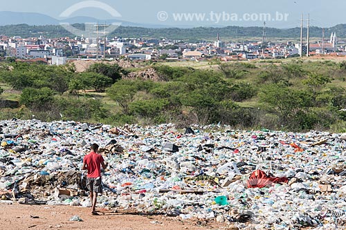  Man collecting recyclables - garbage dump - Pombal city  - Pombal city - Paraiba state (PB) - Brazil