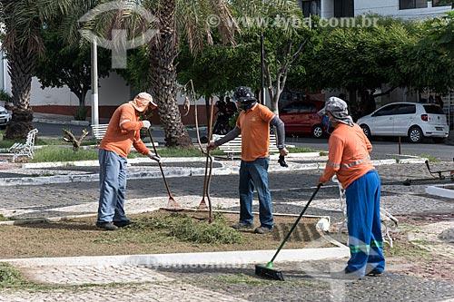  Street sweepers - Caico city center neighborhood  - Caico city - Rio Grande do Norte state (RN) - Brazil