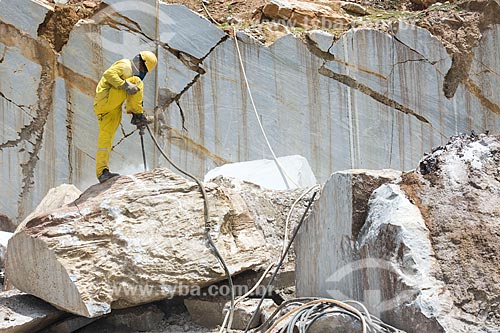  Worker punching marble block for cutting  - Sao Jose do Serido city - Rio Grande do Norte state (RN) - Brazil