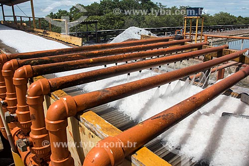  Salt washing during extraction with conveyor belt - evaporation ponds  - Macau city - Rio Grande do Norte state (RN) - Brazil