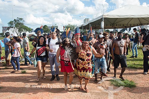  Indigenous leadership in dance ritual during the 15th Free Land Camp - Esplanade of Ministries  - Brasilia city - Distrito Federal (Federal District) (DF) - Brazil