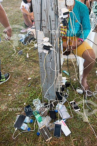  Cell phones charging in improvised sockets during the 15th Free Land Camp - Esplanade of Ministries  - Brasilia city - Distrito Federal (Federal District) (DF) - Brazil