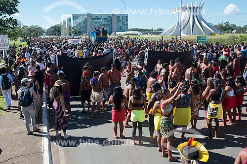  Demonstration against the municipalization of indigenous health and change from FUNAI to the Ministry of Agriculture during the 15th Free Land Camp with the Esplanade of Ministries in the background  - Brasilia city - Distrito Federal (Federal District) (DF) - Brazil