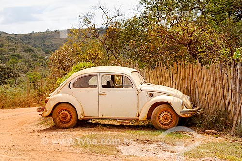  Beetle parked on dirt road - Guarani city rural zone  - Guarani city - Minas Gerais state (MG) - Brazil