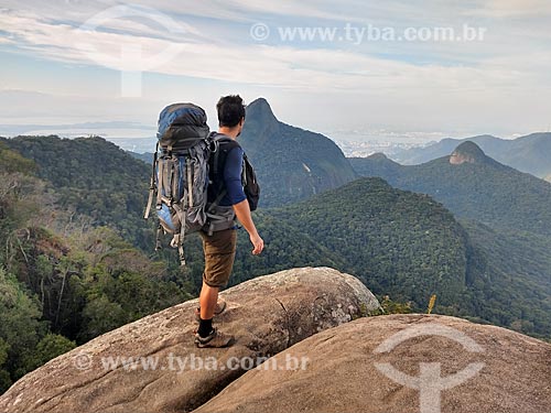  Man observing the landscape from Bico do Papagaio Mountain - Tijuca National Park  - Rio de Janeiro city - Rio de Janeiro state (RJ) - Brazil