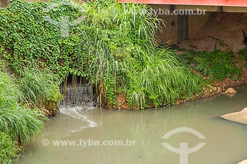  Polluted canal by irregular dumping of domestic sewage near to Comendador Jacinto Soares Souza Lima Avenue  - Uba city - Minas Gerais state (MG) - Brazil