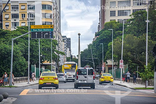  Traffic - Visconde de Piraja Avenue with the Obelisk of Ipanema (1996) in the background  - Rio de Janeiro city - Rio de Janeiro state (RJ) - Brazil