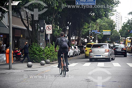  Man riding public bicycles - for rent - Ataufo de Paiva Avenue  - Rio de Janeiro city - Rio de Janeiro state (RJ) - Brazil