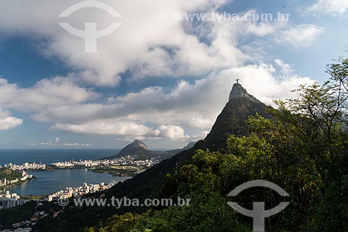  View of Rodrigo de Freitas Lagoon with the Christ the Redeemer from the Mirante Dona Marta  - Rio de Janeiro city - Rio de Janeiro state (RJ) - Brazil