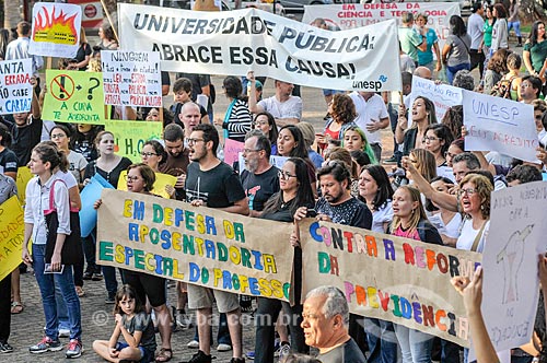 Manifestation against cuts (contingency) of funds to university education  - Sao Jose do Rio Preto city - Sao Paulo state (SP) - Brazil