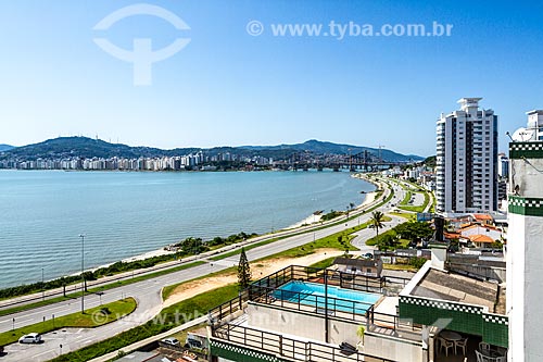  General view of the Beira Mar Continental Avenue - officially Poeta Zininho Avenue - with the Hercilio Luz Bridge (1926) in the background  - Florianopolis city - Santa Catarina state (SC) - Brazil