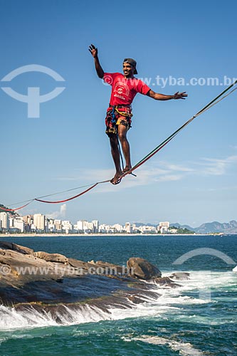 Practitioner of slackline - Rio de Janeiro waterfront with the Ipanema Beach in the background  - Rio de Janeiro city - Rio de Janeiro state (RJ) - Brazil