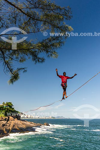 Practitioner of slackline - Rio de Janeiro waterfront with the Ipanema Beach in the background  - Rio de Janeiro city - Rio de Janeiro state (RJ) - Brazil