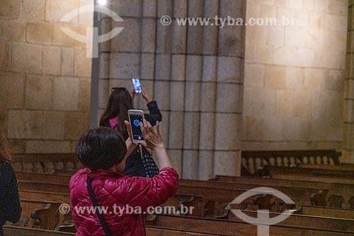  Visitors photographing with cell phone inside of the Porto Cathedral (Our Lady of Assumption Church) - 1737  - Porto city - Porto district - Portugal