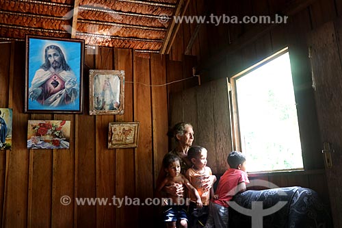  Rural producer of murumuru (Astrocaryum murumuru) with children in his house on the Jurua River  - Amazonas state (AM) - Brazil
