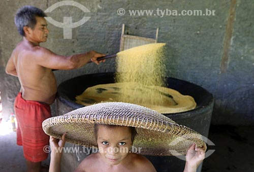  Riverine and your son producing flour - Bom Jesus Riparian Community - Uacari Sustainable Development Reserve  - Carauari city - Amazonas state (AM) - Brazil