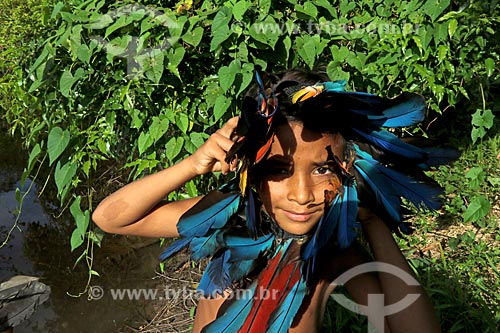  Indigenous child of Canamaris tribe playing - Bauana riparian community - Medio Jurua Extractive Reserve  - Carauari city - Amazonas state (AM) - Brazil