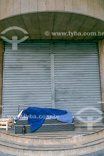  Homeless sleeping in king size bed - corner of Bahia Street with Augusto de Lima Avenue  - Belo Horizonte city - Minas Gerais state (MG) - Brazil