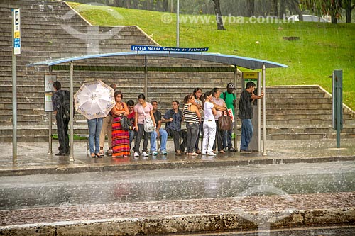  Passengers protecting themselves from the rain in bus stop - Olegario Maciel Avenue  - Belo Horizonte city - Minas Gerais state (MG) - Brazil