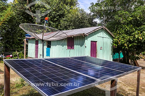  Solar photovoltaic modules, parabolic antenna and house - riparian community - Puranga Conquista Sustainable Development Reserve  - Manaus city - Amazonas state (AM) - Brazil