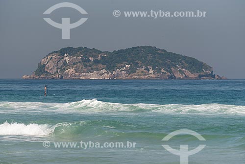  Practitioner of stand up paddle - Barra da Tijuca Beach with the Tijucas Islands  - Rio de Janeiro city - Rio de Janeiro state (RJ) - Brazil