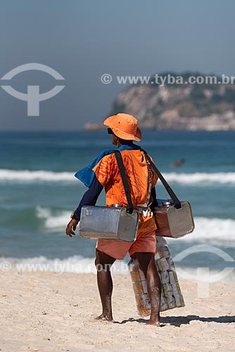  Vendor of Mate tea - considered Cultural and Intangible Heritage of the Rio de Janeiro city - Barra da Tijuca Beach  - Rio de Janeiro city - Rio de Janeiro state (RJ) - Brazil