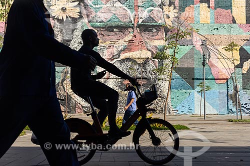  Silhouette of cyclist with the Ethnicities Wall - Mayor Luiz Paulo Conde Waterfront in the background  - Rio de Janeiro city - Rio de Janeiro state (RJ) - Brazil