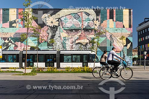  Light rail transit and couple riding bicycles on Mayor Luiz Paulo Conde Waterfront with the Ethnicities Wall in the background  - Rio de Janeiro city - Rio de Janeiro state (RJ) - Brazil
