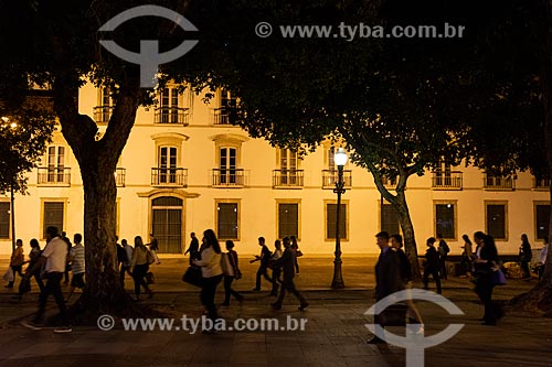  Pedestrians - XV de Novembro square with the Paço Imperial (Imperial Palace) - 1743 - in the background  - Rio de Janeiro city - Rio de Janeiro state (RJ) - Brazil