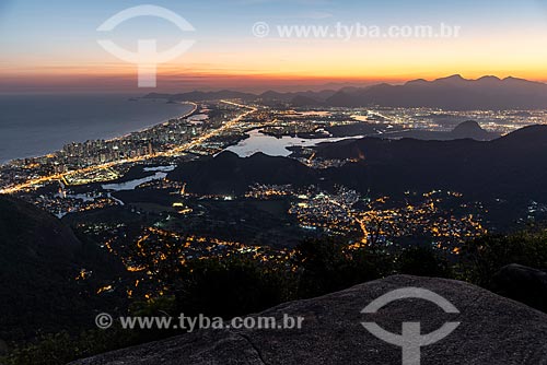  View of the Barra da Tijuca neighborhood from Pedra Bonita (Bonita Stone) during the nightfall  - Rio de Janeiro city - Rio de Janeiro state (RJ) - Brazil