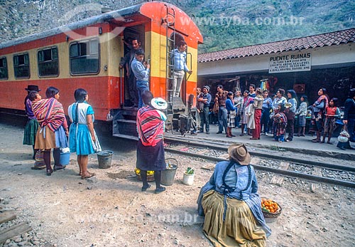  Passengers boarding - Puente Ruinas Train Station - that makes crossing to ruin of Machu Picchu - 90s  - Machu Picchu pueblo city - Cusco Department - Peru