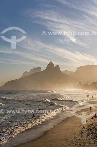  View of the sunset from Arpoador Beach waterfront with the Morro Dois Irmaos (Two Brothers Mountain) and Rock of Gavea in the background  - Rio de Janeiro city - Rio de Janeiro state (RJ) - Brazil
