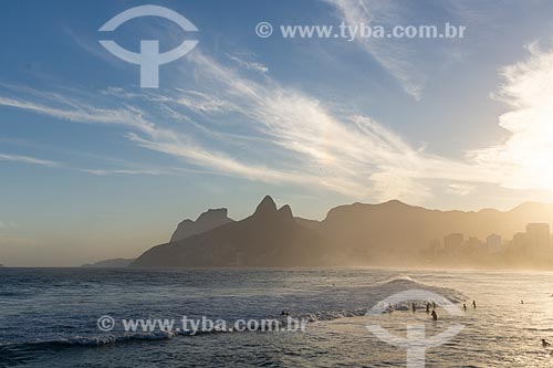  View of the sunset from Arpoador Beach waterfront with the Morro Dois Irmaos (Two Brothers Mountain) and Rock of Gavea in the background  - Rio de Janeiro city - Rio de Janeiro state (RJ) - Brazil