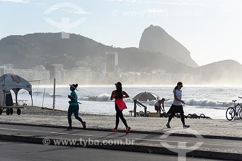  Women running - Copacabana Beach boardwalk with the Sugarloaf in the background  - Rio de Janeiro city - Rio de Janeiro state (RJ) - Brazil