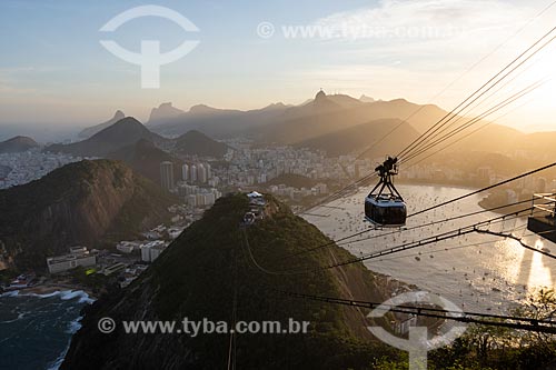  Cable car making the crossing between the Urca Mountain and Sugarloaf during the sunset  - Rio de Janeiro city - Rio de Janeiro state (RJ) - Brazil