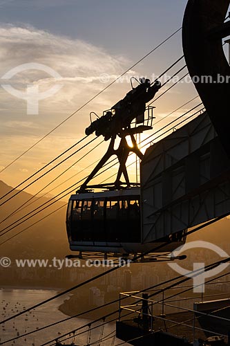  Cable car making the crossing between the Urca Mountain and Sugarloaf during the sunset  - Rio de Janeiro city - Rio de Janeiro state (RJ) - Brazil