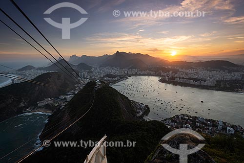  Cable car making the crossing between the Urca Mountain and Sugarloaf during the sunset  - Rio de Janeiro city - Rio de Janeiro state (RJ) - Brazil