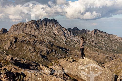  Woman observing the Agulhas Negras Peak - Itatiaia National Park  - Itatiaia city - Rio de Janeiro state (RJ) - Brazil