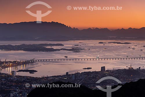  View of the dawn - Rio-Niteroi Bridge from Sumare Mountain  - Rio de Janeiro city - Rio de Janeiro state (RJ) - Brazil