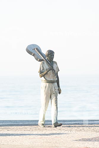  Statue of maestro Tom Jobim on Arpoador Beach boardwalk  - Rio de Janeiro city - Rio de Janeiro state (RJ) - Brazil
