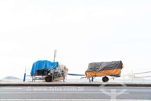  Detail of cargo trolley - man carrying a cart - with beach chairs - Ipanema Beach waterfront  - Rio de Janeiro city - Rio de Janeiro state (RJ) - Brazil