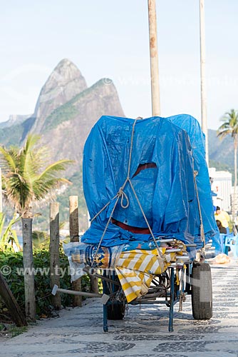  Detail of cargo trolley - man carrying a cart - with beach chairs - Ipanema Beach waterfront with the Morro Dois Irmaos (Two Brothers Mountain) in the background  - Rio de Janeiro city - Rio de Janeiro state (RJ) - Brazil